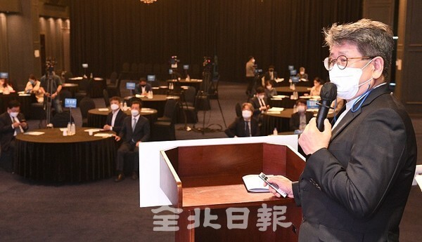 ESG 생태도시 새만금 미래발전 전략 토론회가 15일 전주그랜드힐스턴 호텔에서 열려 고려대 의과대학 선경 교수가 '새만금 기반 서남권 Bio Health Hub 구축 전략'이란 주제발표를 하고 있다. /사진 = 오세림 기자