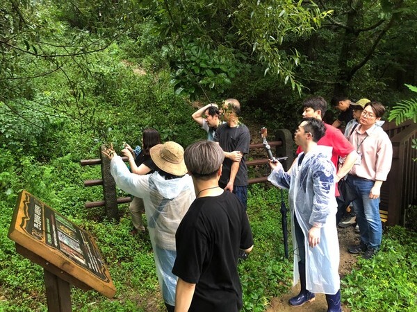 세계가 인정한 최고의 생태 탐방여행지인 고창 운곡습지를 관광객이 탐방하고 있다.