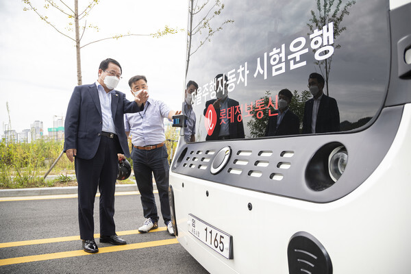 정헌율 익산시장이 자율주행차 시승에 앞서 차량을 둘러보고 있다.
