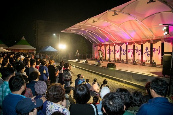 군산 시간여행축제에서 어린이 문화공연이 열리고 있다.