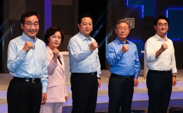 더불어민주당 이낙연(왼쪽부터), 추미애, 김두관, 이재명, 박용진 대선 경선 후보가 14일 오후 서울 마포구 상암동 MBC에서 열린 100분 토론에서 기념촬영을 하고 있다. /사진 = 연합뉴스