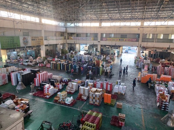 채소류 공판장과 달리 상대적으로 썰렁한 과일류 공판장의 모습.