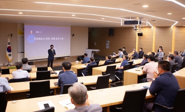 이주화 LX공사 지적재조사처장 16일 충남 공주 LX공사 국토정보교육원에서 열린 민간대행자간담회에서 지적재조사 책임수행기관의 민간대행자 지원, 동반성장 등 공적 역할 확대방안을 설명하고 있다. /사진 제공 = 한국국토정보공사