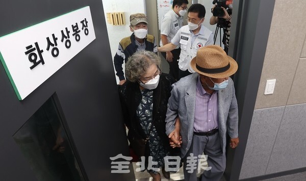 이산가족 화상상봉 시범 운영을 실시한 16일 대한적십자사 전북지사에서 이산가족들이 화상 상봉장에 입장하고 있다. /사진 = 조현욱 기자