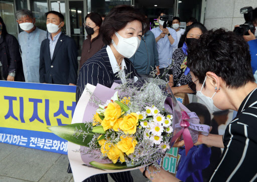 17일 추미애 민주당 경선후보가 전북도의회 앞에서 지지자로 부터 꽃다발을 받고 있다=연합뉴스