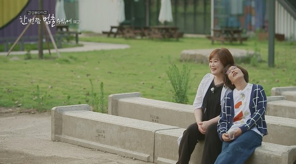 가수 이선희와 아나운서 이금희가 소양면 산속등대에서 여유로운 한 때를 보내고 있다.(KBS영상 캡쳐)