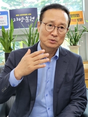 이낙연 캠프 공동선대위원장을 맡은 민주당 홍영표 의원이 17일 전북도의회에서 진행된 인터뷰에서 대통령 선거에 대한 자신의 생각을 밝히고 있다. 사진=김윤정 기자