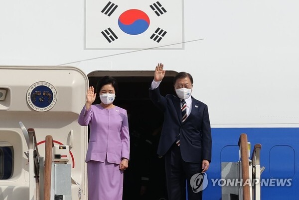 출국인사하는 문 대통령 내외 /연합뉴스