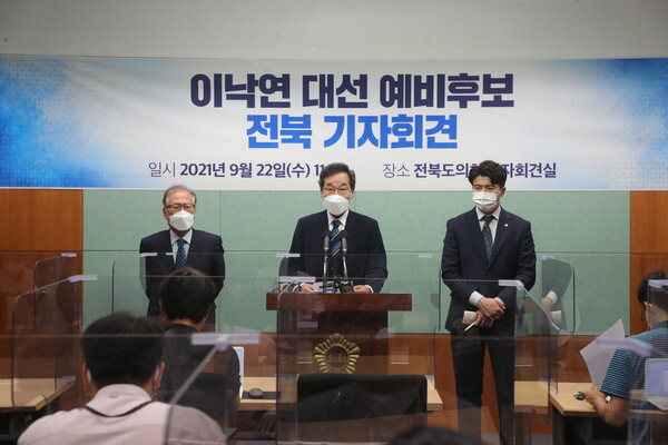 이낙연 더불어민주당 대통령 경선 후보가 22일 전북도의회에서 기자회견을 열고, 기자들의 질문에 답변하고 있다. 사진=오세림 기자