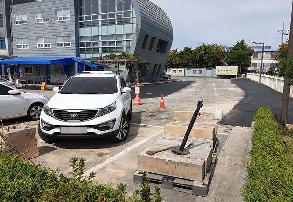 익산시보건소가 주차공간 확충을 이유로 건물 동측 조경수 열댓 그루를 베고 아스콘 포장을 진행했다.