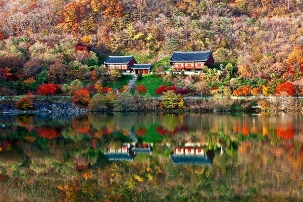 한국관광공사가 꼽은 가을시즌 비대면 안심관광지 25선에 선정된 무주 적상산사고와 단풍이 절정을 이룬 적상산.