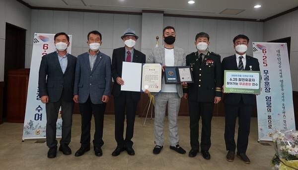 임재순 옹 화랑무공훈장 전달식. (왼쪽부터)정우근 김제시 교월동장, 정형철 김제시의원, 임재순 옹, 가족, 국방부 양순일 중령, 한국보훈복지의료공단 한승표 사회가치혁신부장