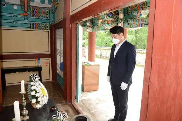 21일 장수를 찾은 박용진 민주당 경선 후보가 논개 사당을 참배하고 있다. /사진 = 박용진 캠프