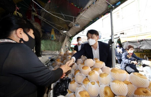 박용진 민주당 경선 후보가 전주 남부시장에서 상인들과 만나 악수하고 있다. /사진 = 연합뉴스