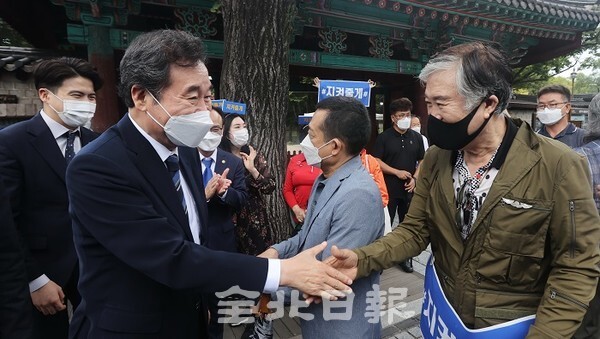이낙연 더불어민주당 대선 경선 후보가 22일 전주 한옥마을 경기전 앞에서 시민들과 악수를 하며 지지를 호소하고 있다. /사진 = 조현욱 기자
