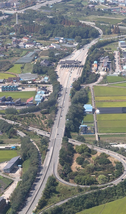 추석연휴를 맞아 고향을 방문했던 귀성객들이 코로나19 등으로 짧은 고향방문을 마치고 일찍 귀경하면서 연휴  마지막 날인 22일 호남고속도로 전주요금소가 텅비어 있다. /사진 = 전북사진기자단 (항공촬영협조=전북경찰청 항공대 기장 박형식 경감, 부기장 김종식 경위, 승무원 이용현 항공주사보) 