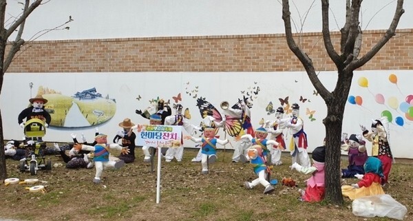 김제시 광활면행정복지센터가 제23회 지평선 축제를 앞두고 설치한 '농촌풍경 허수아비'.