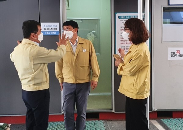 선별진료소를 방문한 박성일 완주군수