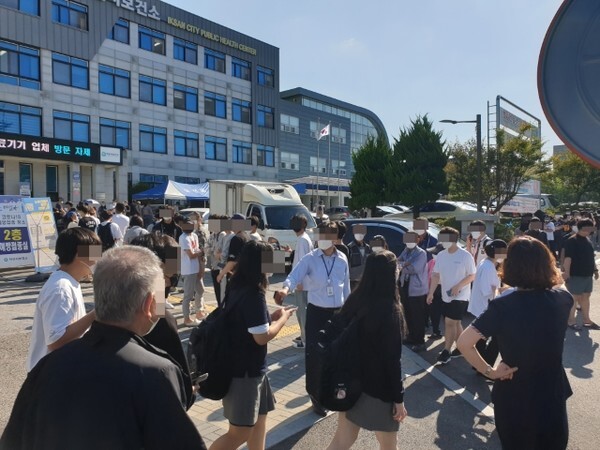 23일 오전 9시께 익산시보건소 선별진료소는 코로나19 진단검사를 받기 위해 시민들이 몰려 북새통을 이뤘다.