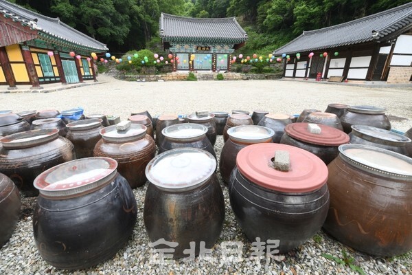 고추장과 얽힌 설화로 유명한 만일사와 장독대 /사진 = 오세림 기자