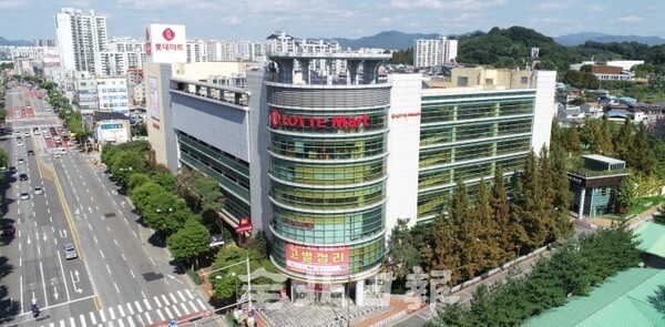 전주 롯데마트 송천점이 13년만에 영업을 종료한 23일 매장 입구에 영업 종료와 빅마켓 재오픈을 알리는 현수막이 걸려 있다. /사진 = 조현욱 기자