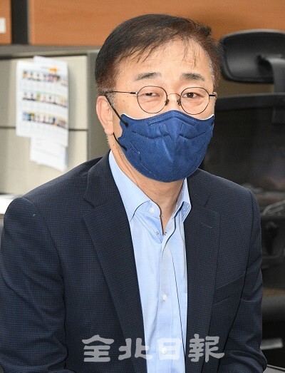 김윤덕 국회의원은 23일 도의회 기자실에서 오는 26일 더불어민주당 대통령 후보 경선 전북지역 현장투표를 앞두고 이재명 지지를 호소하고 있다. /사진 = 오세림 기자