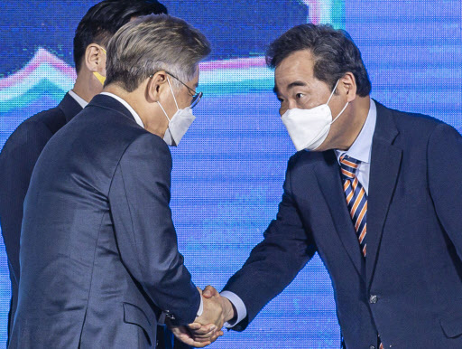 더불어민주당 대통령선거 후보자 선출을 위한 광주·전남 합동연설회가 열린 25일 오후 광주 서구 김대중컨벤션센터 1층 다목적홀에서 경선 득표 결과 발표 직후 이낙연(오른쪽 끝) 후보가 이재명 후보와 악수하고 있다. 이날 광주·전남 경선에서는 이낙연 후보가 47.12%를 득표해 이재명 후보를 근소한 차이로 앞선 1위를 차지했다. 사진=연합뉴스