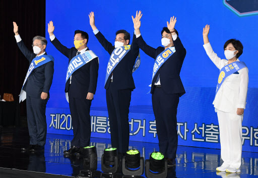 더불어민주당 대선 후보 선출을 위한 광주·전남 지역경선 합동연설회가 열린 25일 오후 광주 서구 김대중컨벤션센터 1층 다목적홀에서 소개를 받고 무대에 오른 5명 후보자가 손을 들어 인사하고 있다. 사진 왼쪽부터 이재명, 김두관, 이낙연, 박용진, 추미애 후보. 사진=연합뉴스