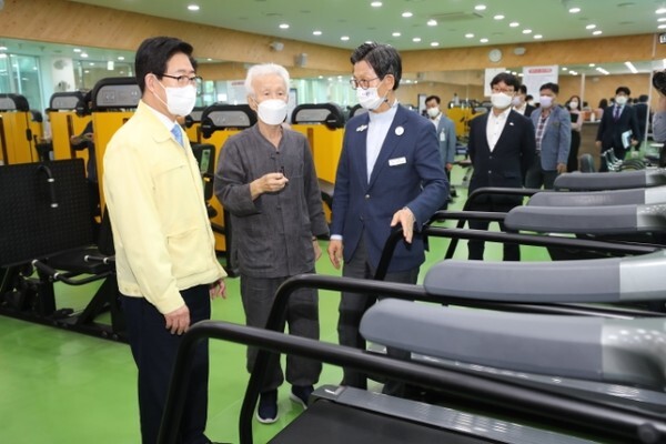 유기상 고창군수가 24일 양승조 충남도지사와 함께 고창시니어타운 시설을 둘러보며 노인복지정책을 이야기 하고 있다.