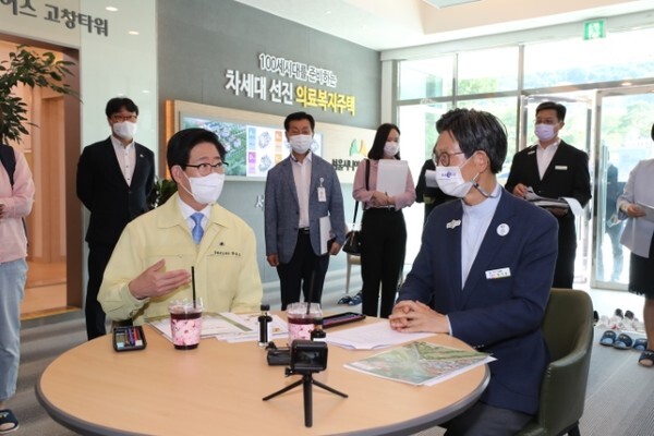 유기상 고창군수가 24일 양승조 충남도지사와 함께 고창시니어타운 시설을 둘러보며 노인복지정책을 이야기 하고 있다.