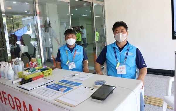 체육꿈나무선발대회의 방역활동을 무상으로 진행한 신정식 씨(사진 오른쪽)