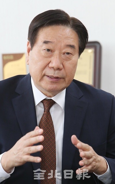 남천현 우석대학교 총장이 본보와의 인터뷰에서 향후 우석대 발전방향에 대해 말하고 있다. /사진 = 조현욱 기자