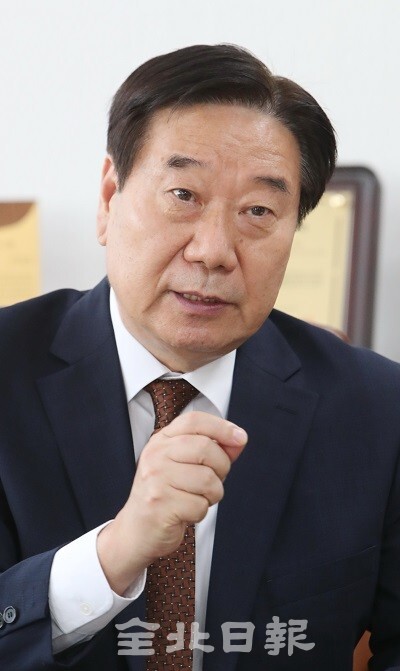 남천현 우석대학교 총장이 본보와의 인터뷰에서 향후 우석대 발전방향에 대해 말하고 있다. /사진 = 조현욱 기자