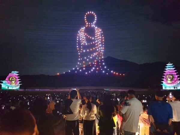 지난 25일 오후 8시 익산 미륵사지에서 펼쳐진 미디어아트쇼