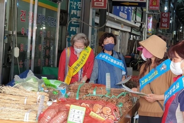 농산물품질관리원 정읍사무소가 전통시장에서 원산지 표시 캠페인을 진행중인 모습