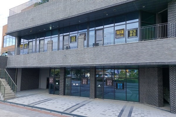 전주역 인근 주상복합에 상가 임대 · 매매를 알리는 현수막이 걸려 있다.