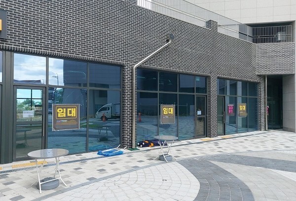 전주역 인근 주상복합에 상가 임대 · 매매를 알리는 현수막이 걸려 있다.