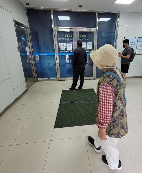 27일 오전 9시께 전주시 경원동에 위치한 한 은행 정문 앞에는 영업 전 고객들의 대기 행렬이 이어지고 있다. /사진 = 김영호 기자