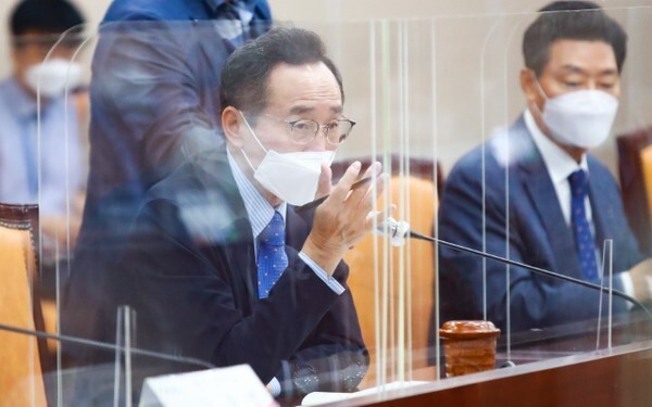 27일 전북도청 종합상황실에서 송하진 도지사를 비롯한 실·국장들이 확대간부회의를 열고 도정 주요 현안의 추진 상황과 계획 등을 점검하고 있다.