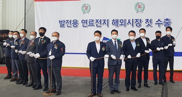 익산시 제2산업단지에 소재한 두산퓨얼셀이 국내 최초로 발전용 연료전지를 해외에 수출해 27일 출하식에 참석한 박기영 산업통상자원부 제2차관과 신원식 정무부지사, 정헌율 익산시장 등이 참석해 기념촬영을 하고 있다. /사진제공 = 전북도청 