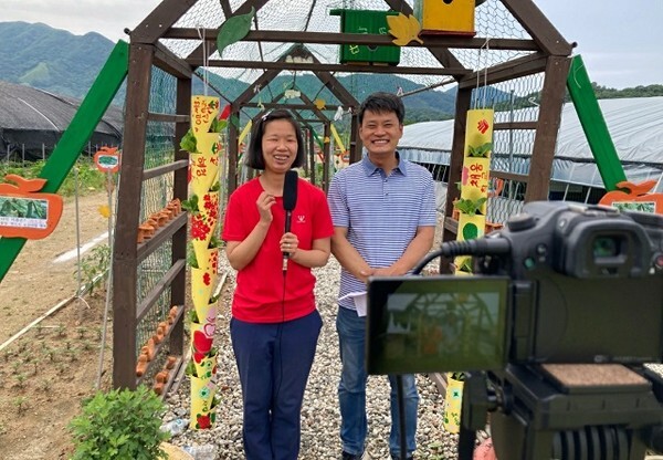 홍채연 씨(왼쪽)