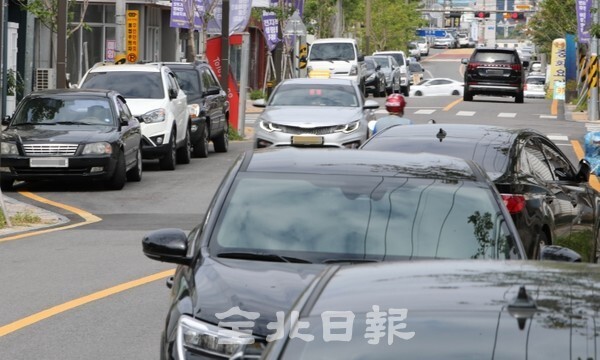 28일 전주시 서노송동예술촌 일대 거리가 불법 주정차들로 인해 꽉 막혀있다. /사진 = 조현욱 기자