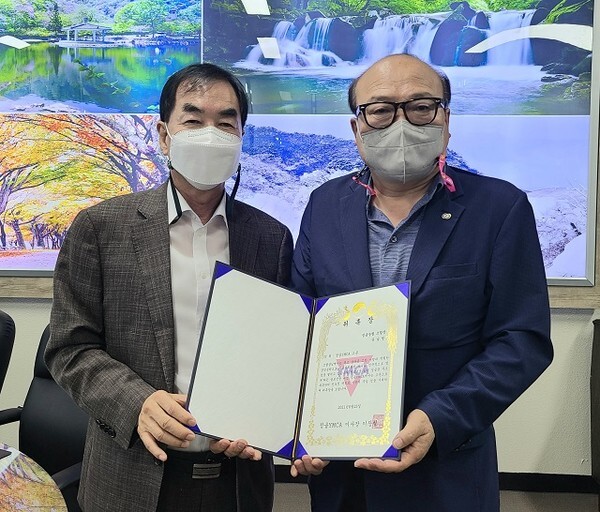 유남영 정읍농협조합장(왼쪽)과 이장형 정읍YMCA 이사장