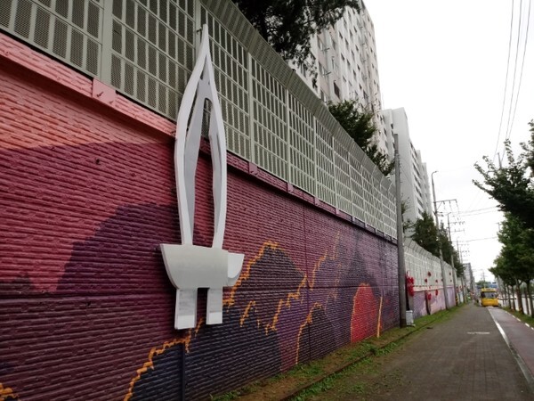 최근 호응을 받고 있는 소룡동 동아아파트 옹벽 벽화