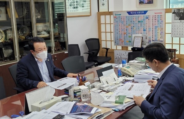 정헌율 익산시장(왼쪽)과 정성호 기획재정위원의 모습