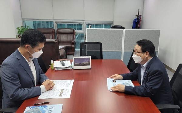 이원택 예결위원(왼쪽)과 정헌율 익산시장의 모습