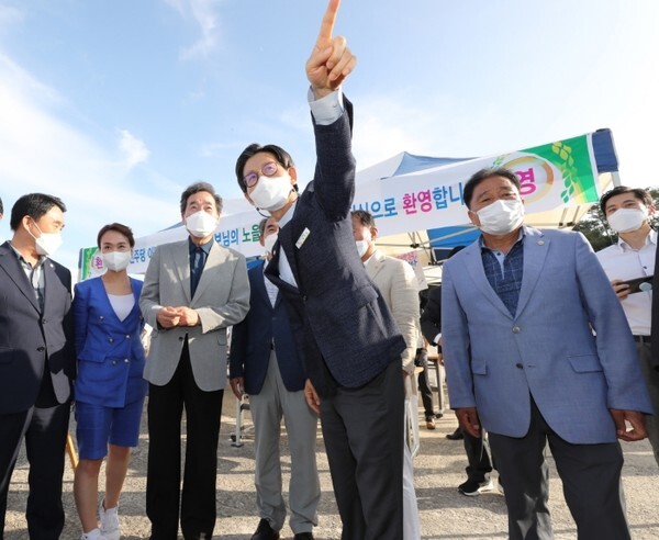 유기상 고창군수가 노을대교 현장을 찾아 사업을 설명하고 있다.