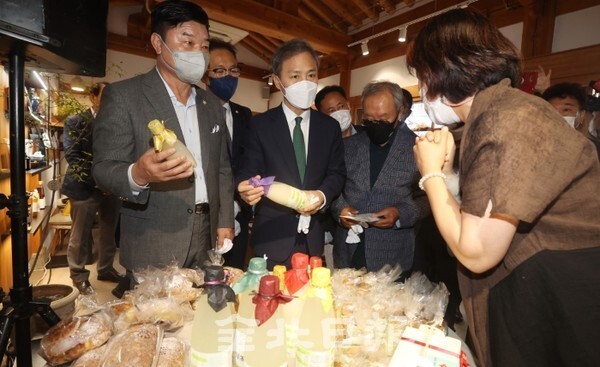 전주 한옥마을에 지역 가공식품 홍보관인 '전주맛배기' 개관식이 열린 29일 김승수 전주시장과 황권주 전주시 농업기술센터 소장 등 관계자들이 전시 상품들을 둘러보고 있다. /사진 = 조현욱 기자