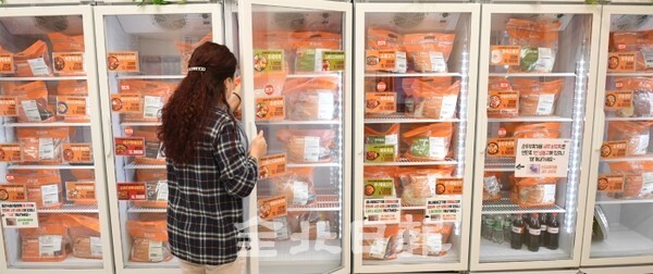 1인. 맞벌이 가족 증가와 코로나19로 외식이 줄어들면서 밀키트 수요가 증가하면서 밀키트 전문 매장까지 늘어나 29일 전주의 한 매장에서 밀키트 제품을 고르고 있다. /사진 = 오세림 기자