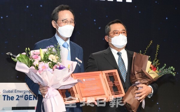 제2회 지니포럼 지니어워즈 시상식이 29일 전주 라한호텔에서 열려 구자열 LS그룹 회장이 수상해 송하진 도지사와 기념촬영을 하고 있다. /사진 = 오세림 기자